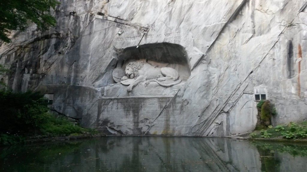 Estatua del león que recuerda los suizos caídos durante la revolución francesa